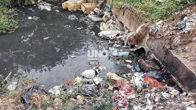 Fuerte preocupación por la cantidad de basura recolectada en desagües por el municipio en diversos barrios.