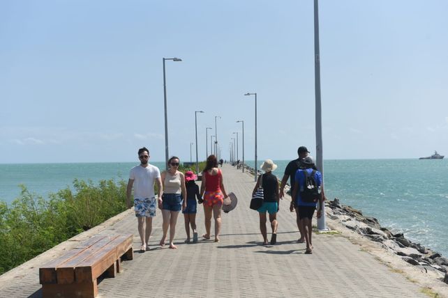 Turistas caminan por en la escollera. 