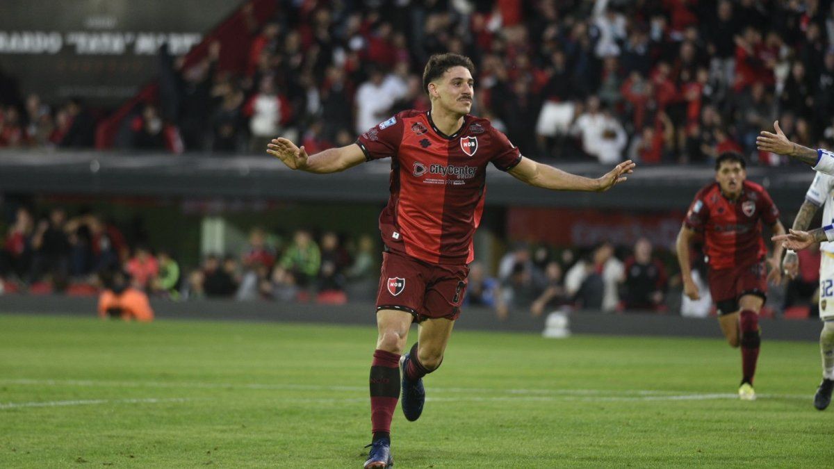 El premio del Zorro Cóccaro a Guch por su asistencia en el primer gol de Newell's
