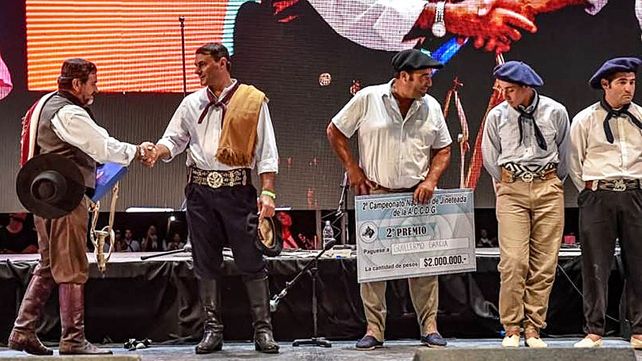 Espectacular cierre del Festival Nacional de Jineteada y Folclore de Diamante