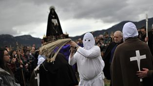 La lirtugia del Viernes Santo enciende el espíritu cristiano alrededor del mundo