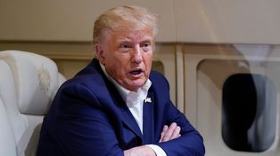 El ex mandatario y probable nuevo candidato republicano dialoga con periodistas el pasado 25 de marzo en un aeropuerto de Texas.