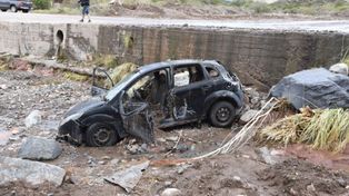 El auto donde viajaba la familia quedó destruido (Imagen: MDZ).