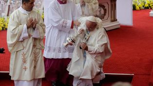 La caída del Papa Francisco cuando comenzaba una misa en su visita a Polonia