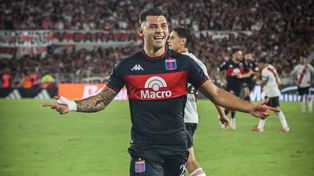 La felicidad de Nacho Russo luego de uno de los goles que le hizo a River en el Monumental. Tigre ganó 4 a 1.&nbsp;