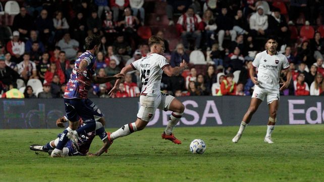 Mateo Silvetti encara en el estadio 15 de Abril. A sus habituales funciones ofensivas le agregó más énfasis en el retroceso