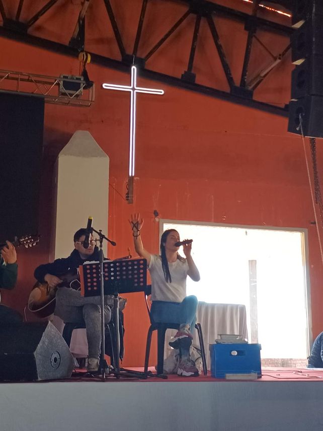 La referente del grupo Soplo de Dios Viviente cantó en vivo con su banda.