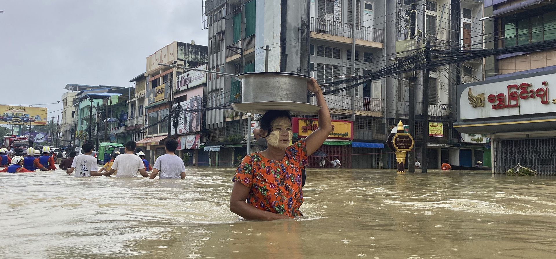 Un residente local camina por una carretera inundada en Bago, a unos 80 kilómetros al noreste de Yangon, Myanmar, el martes 10 de octubre de 2023. Las inundaciones provocadas por las fuertes lluvias monzónicas en las zonas del sur de Myanmar han desplazado a más de 10.000 personas. (Foto AP/Thein Zaw) Un residente local camina por una carretera inundada en Bago, a unos 80 kilómetros al noreste de Yangon, Myanmar, el martes 10 de octubre de 2023. Las inundaciones provocadas por las fuertes lluvias monzónicas en las zonas del sur de Myanmar han desplazado a más de 10.000 personas. (Foto AP/Thein Zaw)
