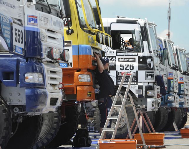 Puesta a punto de los vehículos del Dakar