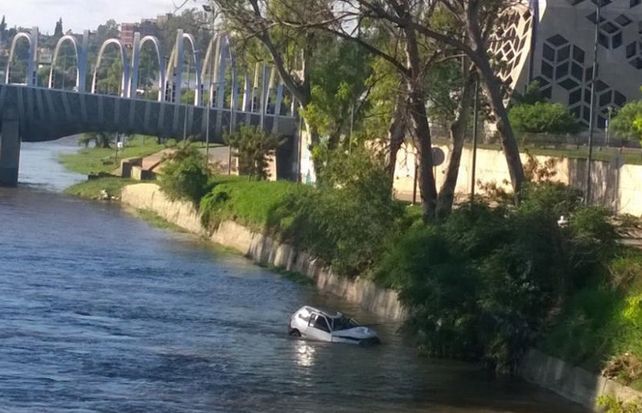 El Fiat Uno que cayó al río.