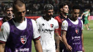 El capitán Ever Banega se retira de la cancha de Banfield. Newells no levanta cabeza.&nbsp;