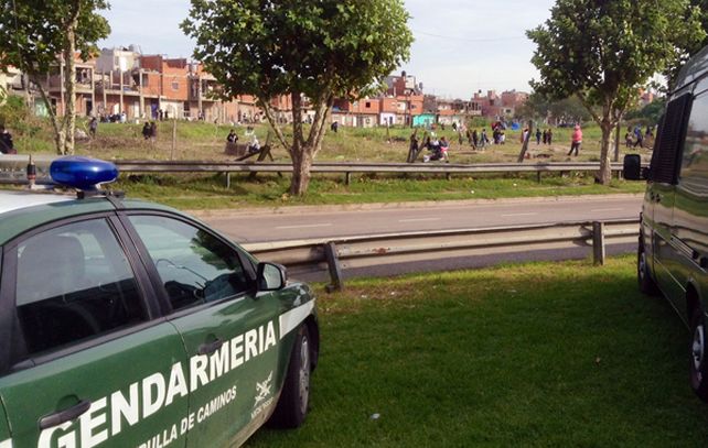 Personal de Gendarmería custodia el sector del barrio de Villa Lugano donde se produjeron incidentes. (Foto: NA)
