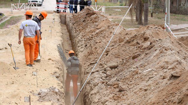 La obra de tendido de cloacas tiene una inversión de 274 millones de pesos y beneficiará a casi 4.000 vecinos y vecinas de Villa Urquiza&nbsp;