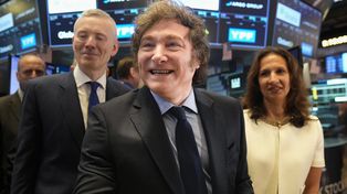 El presidente de Argentina, Javier Milei, camina por el piso de la Bolsa de Valores de Nueva York antes de hacer sonar la campana de apertura en Nueva York, el lunes 23 de septiembre de 2024. (Foto AP/Seth Wenig)
