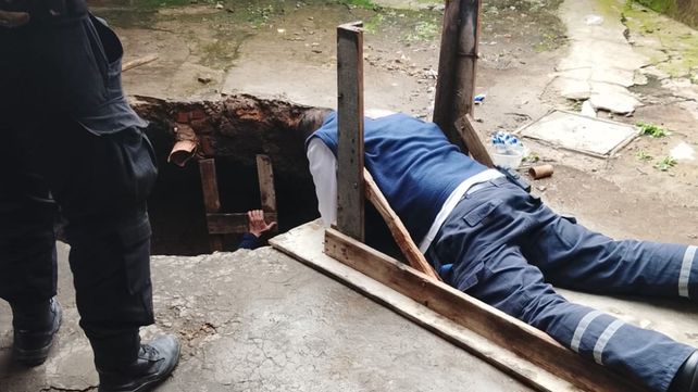 Dramático rescate en Pérez: un hombre cayó a un pozo cloacal de tres metros al intentar auxiliar a una vecina