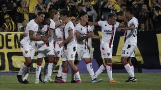 El festejo tras el gol leproso. Newells se vuelve de Uruguay con una sonrisa.