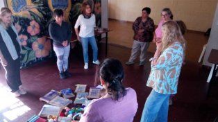 El museo Escuela Hogar Eva Perón organizó un taller en la sede de la comisión vecinal Artigas en las que mujeres armaron su propio telar
