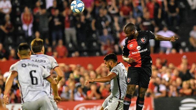 Newells fue contundente, tuvo fútbol y goleó a un Colón sin alma por 4 a 0