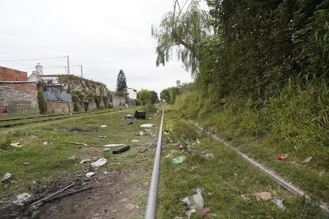 Crimen en zona norte: hallaron a un hombre asesinado sobre las vías del tren