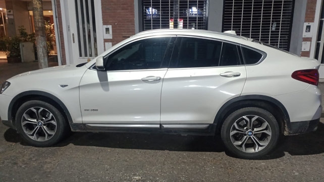 El automóvil con el que atropellaron a una mujer policía al evadir un control en la zona de la Terminal de Omnibus. .