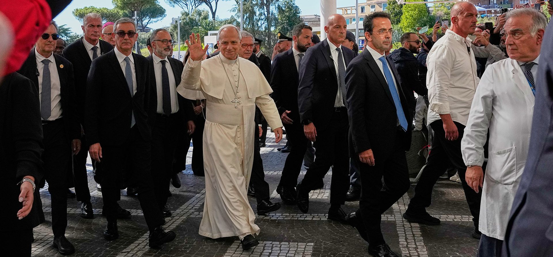 El papa León XIV llega al Policlínico Agostino Gemelli de Roma el martes 13 de octubre de 2026, donde se prevé que sea operado para extirparle un nódulo pulmonar. (Foto AP/Alessandra Tarantino) El papa León XIV llega al Policlínico Agostino Gemelli de Roma el martes 13 de octubre de 2026, donde se prevé que sea operado para extirparle un nódulo pulmonar. (Foto AP/Alessandra Tarantino)