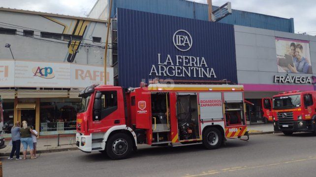 Se incendió un depósito y rescataron a tres empleados del tercer piso de La Feria Argentina