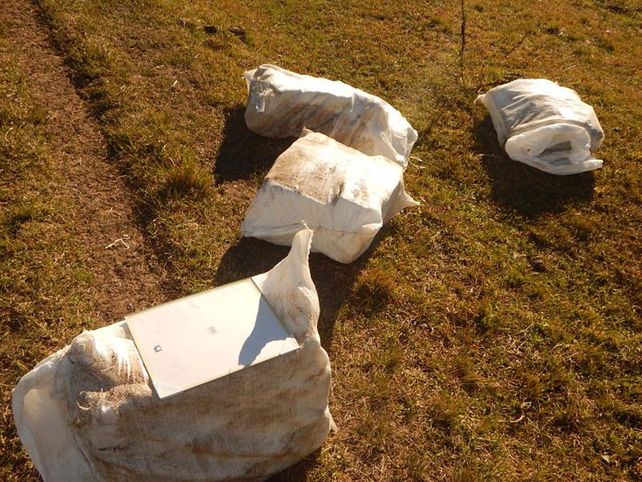 Descubrieron que un avión arrojaba bultos con marihuana a un campo cerca de Concordia
