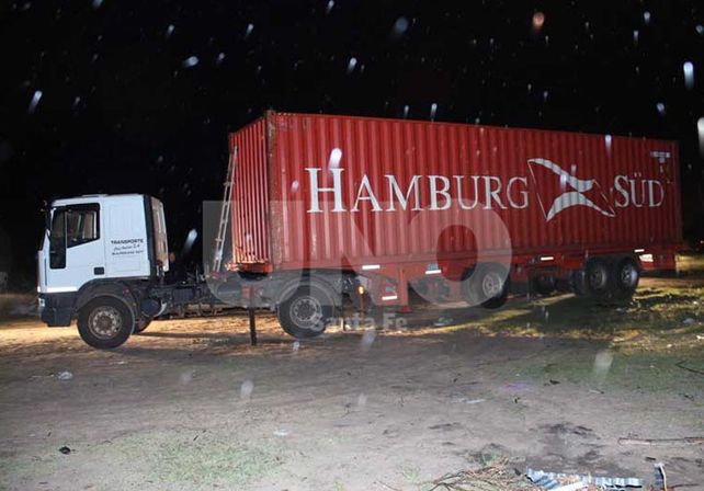 Bajo la lluvia. El camión fue “hallado” a las 0.40 del 2 de noviembre del 2014 al fondo de la calle 62 de Arroyo Leyes.