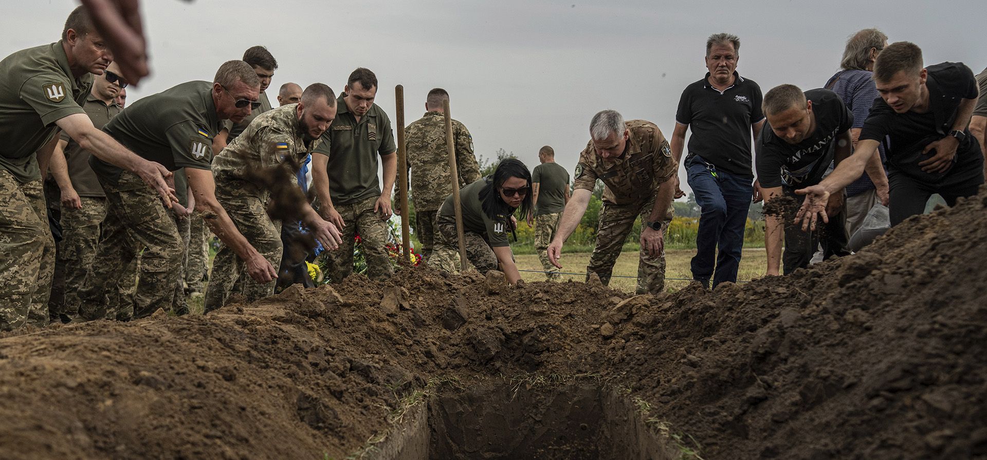 Militares ucranianos se despiden por última vez de su camarada Yuriy Anisimov, ingeniero de vuelo del helicóptero militar mi-8, durante la ceremonia fúnebre cerca de Poltava, Ucrania, el viernes 1 de septiembre de 2023. (Foto AP/Evgeniy Maloletka) Militares ucranianos se despiden por última vez de su camarada Yuriy Anisimov, ingeniero de vuelo del helicóptero militar mi-8, durante la ceremonia fúnebre cerca de Poltava, Ucrania, el viernes 1 de septiembre de 2023. (Foto AP/Evgeniy Maloletka)