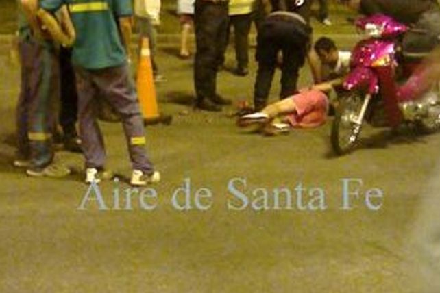 Un menor en moto quiso evadir un control y atropelló a una inspectora de tránsito