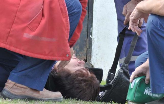 La abuela de la niña asesinada es asistida por un equipo médico al enterarse de la tragedia.