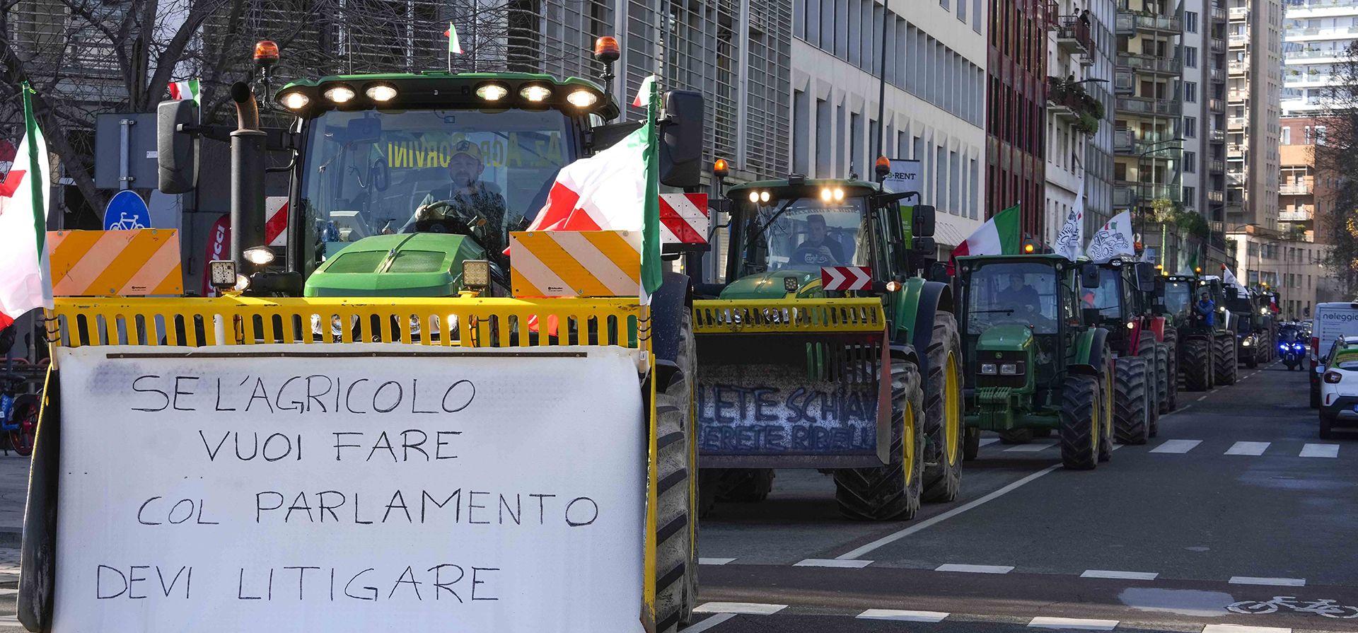 Agricultores protestan frente a la sede de la región de Lombardía en Milán, Italia, exigiendo una reunión con funcionarios para abordar la crisis agrícola y pesquera y pedir un estado de emergencia socioeconómica, el miércoles 29 de enero de 2025. (Foto AP/Luca Bruno) Agricultores protestan frente a la sede de la región de Lombardía en Milán, Italia, exigiendo una reunión con funcionarios para abordar la crisis agrícola y pesquera y pedir un estado de emergencia socioeconómica, el miércoles 29 de enero de 2025. (Foto AP/Luca Bruno)