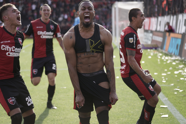 Con alma y vida. El colombiano Willer Ditta grita su gol de cabeza ante Boca en el último triunfo leproso ante ese rival en 2015.
