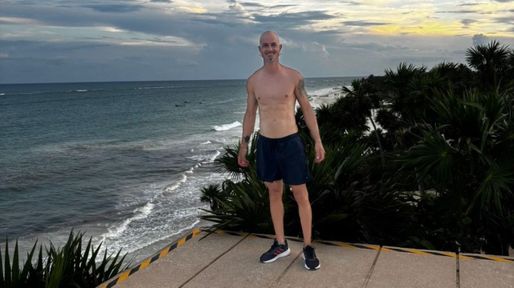 Asesinaron a balazos a un peluquero de Fray Luis Beltrán en un bar de Tulum