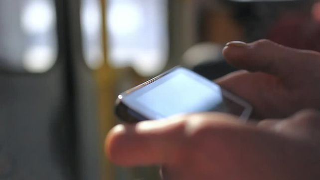 Encontró el celular de una chica discapacitada y lo usó para enviar porno