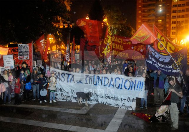 Justicia. El reclamo de los manifestantes que se concentraron este miércoles frente a Casa de Gobierno / Foto: Manuel Testi - Uno Santa Fe
