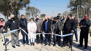Quedó inaugurada la primera calle de pavimento de Colonia Bossi