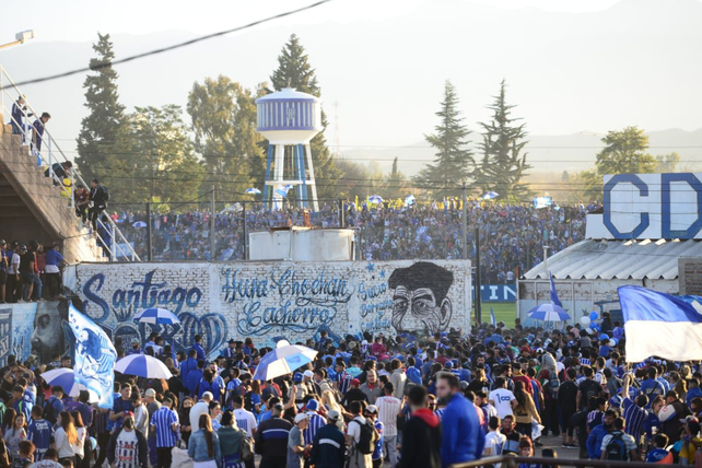 Polémica: una multitud de hinchas de Godoy Cruz festejaron los 100 años
