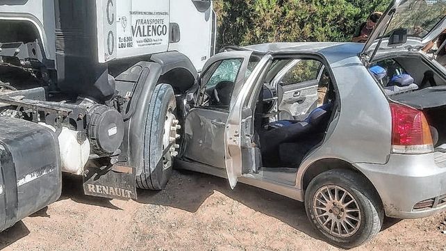 Impresionante choque: un auto fue embestido por un camión