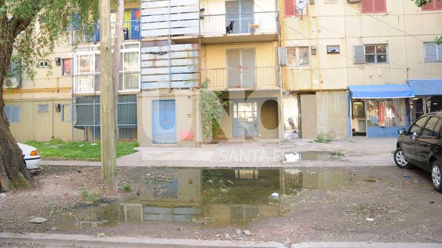 Barrio El Pozo: desbordaron las cloacas frente a la escuela y el jardín