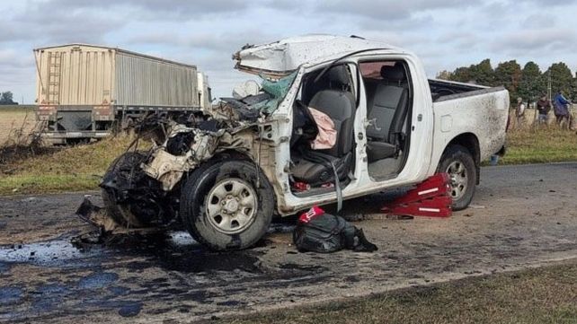La Totota Hilux en la que se traslada la joven fallecida quedó destruida en su parte delantera.