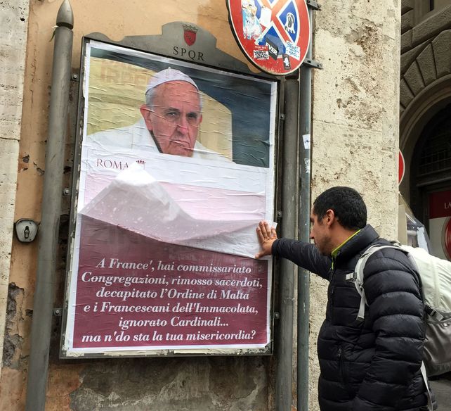 Atención. La comuna de Roma advirtió que se trata de una colocación ilegal de afiches.&nbsp;