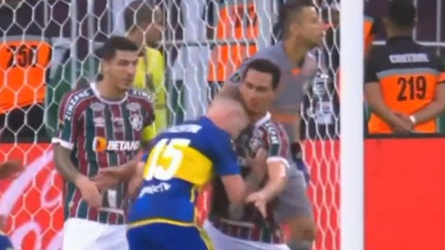 Valentini le aplica un cabezazo a Ganso que Roldán no consideró para expulsión. Fue antes del 1 a 0 de Fluminense sobre Boca.