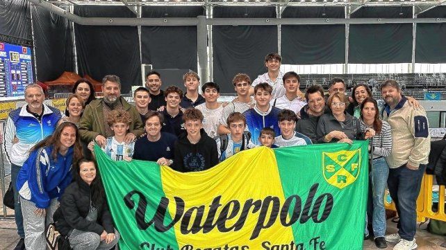 Matías Picatto acompañado por sus amigos de Regatas de Santa Fe.
