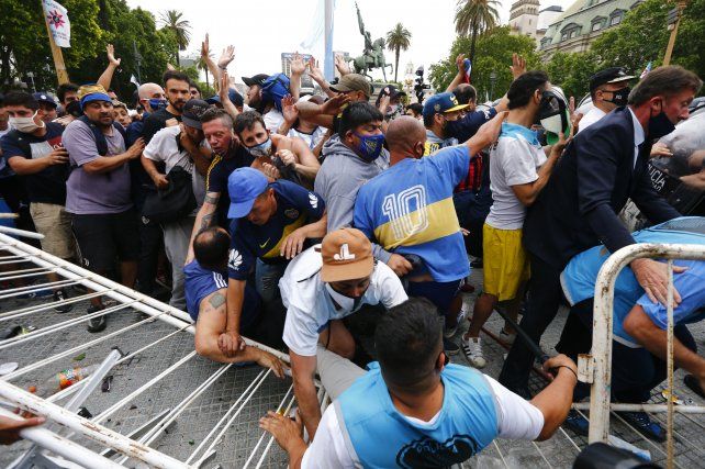 Velatorio de Diego Maradona, derriban barricada levantada por la policía frente a la Plaza de Mayol. 