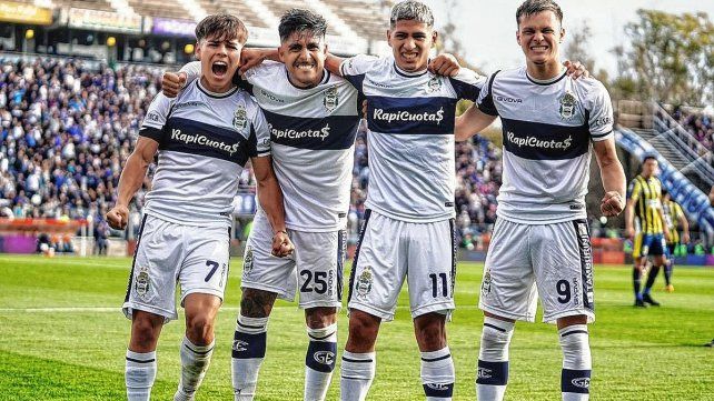 Los jugadores de Gimnasia festejan el segundo gol de Tarragona.