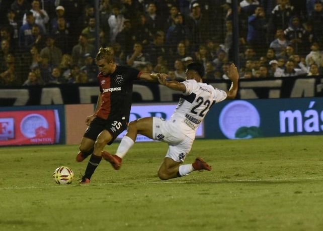 Newells se sacó el premio mayor en la última pelota del partido