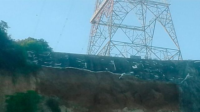 Toma Vieja: Se desmoronó la contención de hormigón que cubría la barranca