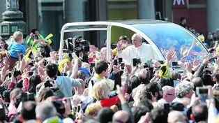 El Papa se dio un baño de multitudes en las periferias de Milán
