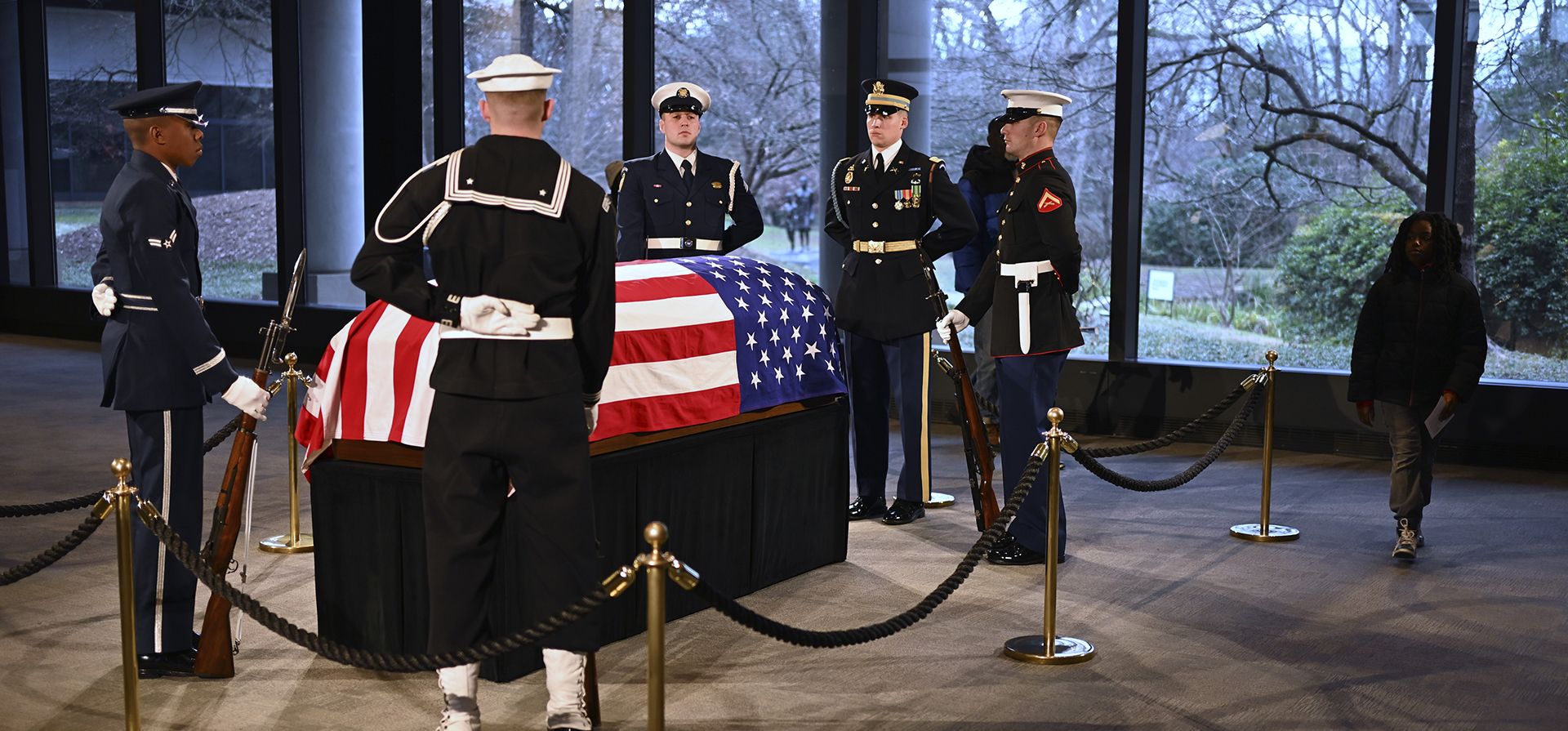 Guardia de honor para el ataúd del expresidente Jimmy Carter mientras descansa en la Biblioteca y Museo Presidencial Jimmy Carter en Atlanta, el lunes 6 de enero de 2025. Carter murió el 29 de diciembre a la edad de 100 años. (Alex Wroblewski/Pool vía AP) Guardia de honor para el ataúd del expresidente Jimmy Carter mientras descansa en la Biblioteca y Museo Presidencial Jimmy Carter en Atlanta, el lunes 6 de enero de 2025. Carter murió el 29 de diciembre a la edad de 100 años. (Alex Wroblewski/Pool vía AP)